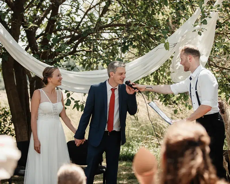 Brautpaar gibt sich das Ja-Wort bei einer Hochzeit im Freien